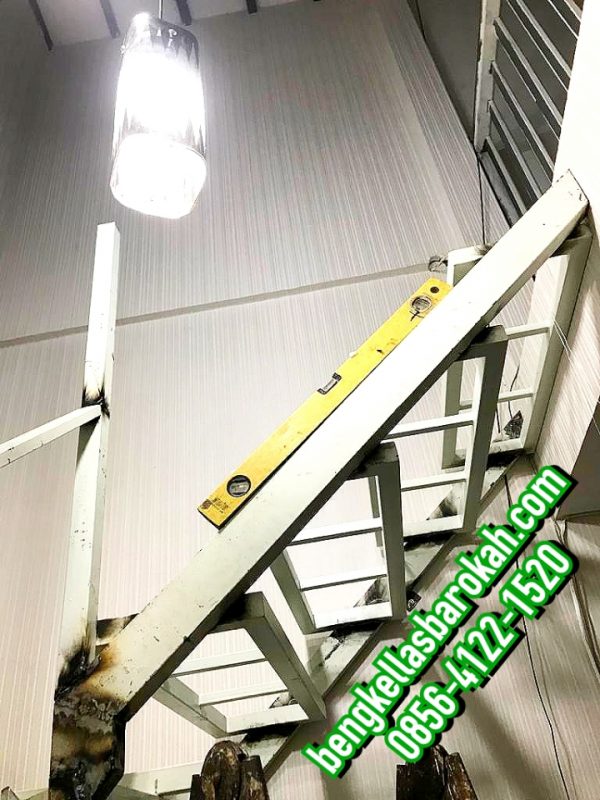 bengkel las tangga besi minimalis pijakan papan motif semarang
